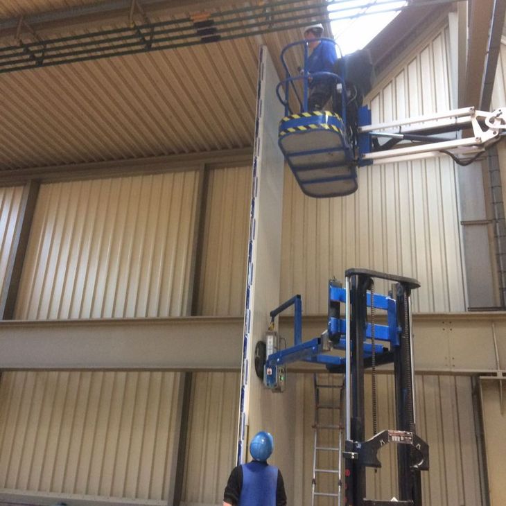 Binnenwand bovenop entresol vloer m.b.v. speciale hulpmiddelen om arbovriendelijk te monteren
