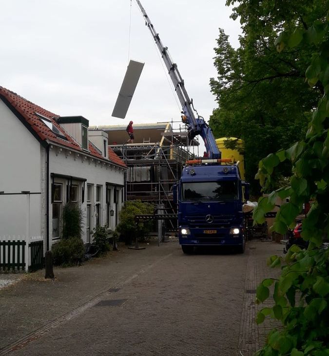 dakpanelen hijsen met 22 meter vlucht