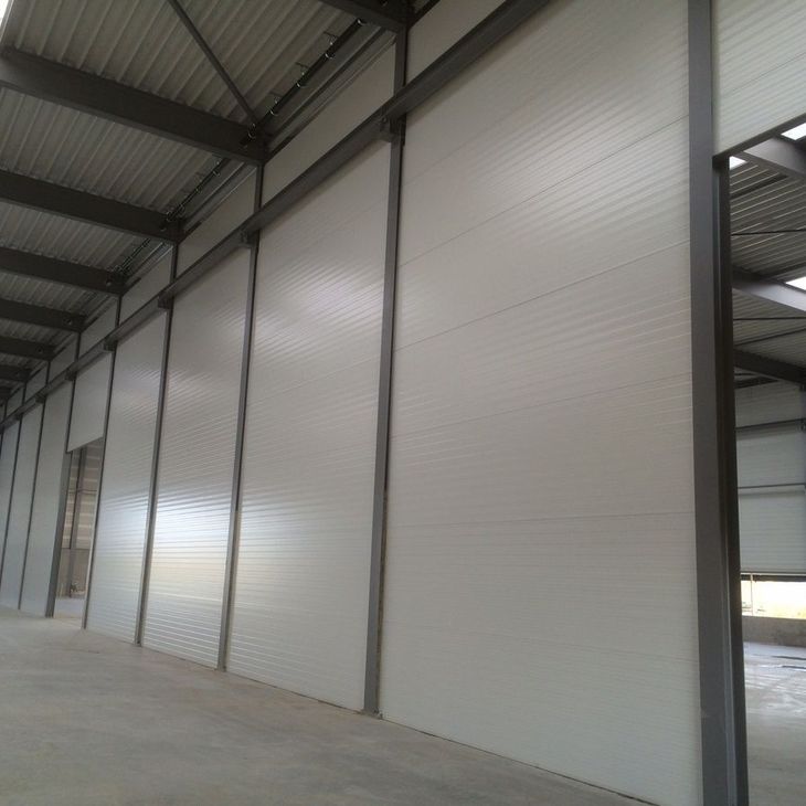 Horizontaal tussen de kolommen gemonteerde panelen