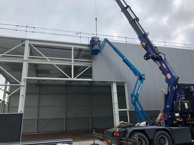 montage met behulp van hybride telescoop hoogwerker voor moeilijkbare plaatsen